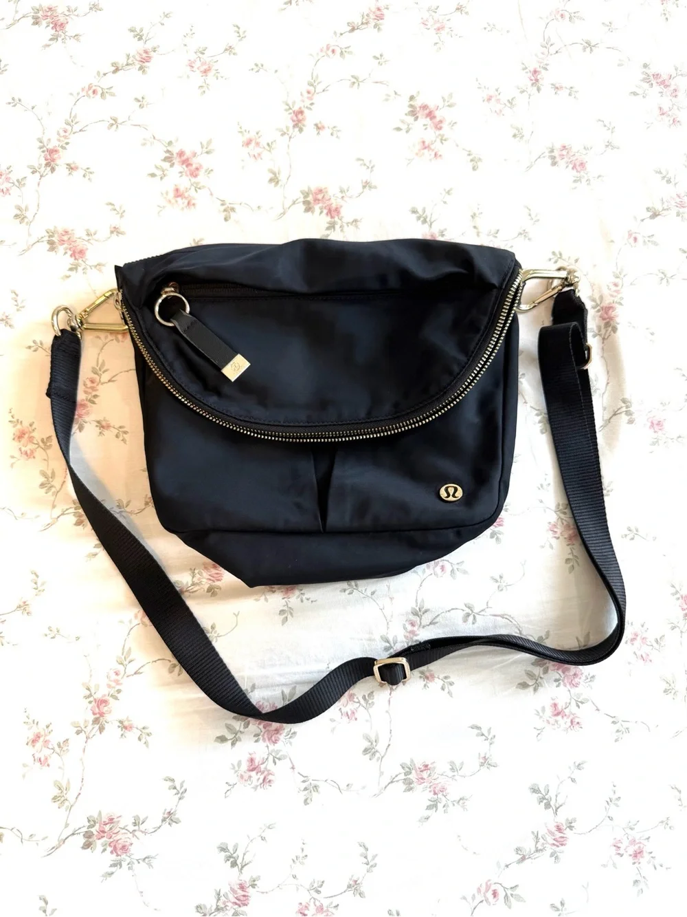 Lululemon Athletica Everywhere All Night Festival Black Gold 5L Crossbody Bag